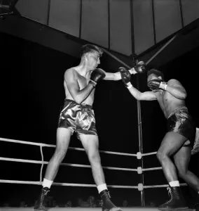 Boxing. Ray Wilding v. Aaron Wilson. June 1952 C2915B-001 Boxing. Ray Wilding v. Aaron Wilson. June 1952 C2915B-001