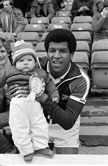 Images Dated 23rd April 1983: BPM MEDIA Howard Gayle, Birmingham City football player with mascot Glen Bennett