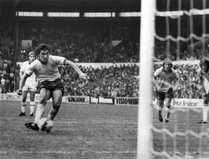 Brian Talbot takes Arsenal's penalty. P007210 Brian Talbot takes Arsenal's penalty. P007210
