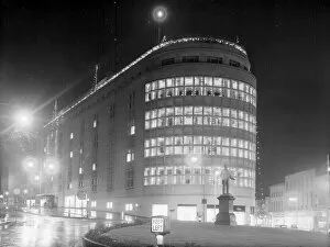 Images Dated 1st December 1970: Bristol, Broadmead, Lewiss Store, illuminated for Christmas 1970