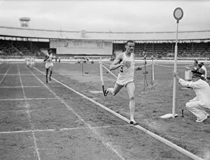 British Games at White City 1950 Mal Whitfield (US) beating A S Wint (GB British Games at White City 1950 Mal Whitfield (US) beating A S Wint (GB