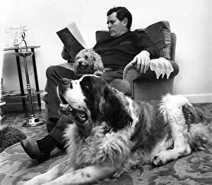 Images Dated 15th April 1971: British wrestler Count Bartelli relaxes with a good book