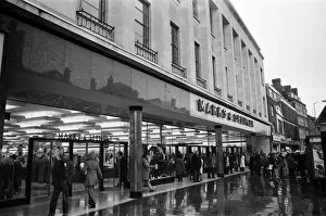 Images Dated 27th January 1975: Broad Street, Reading, Berkshire. Marks & Spencer. 27th January 1975