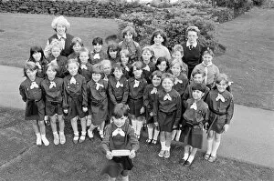 Images Dated 1st July 1987: Brownie bonus... Amanda Hinchliffe and other members of 5th Holme Valley (Brockholes