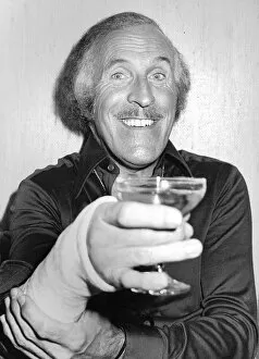 BRUCE FORSYTH DRINKING CHAMPAGNE WITH A BROKEN WRIST (09 / 01 / 1980)