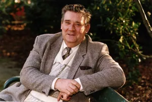 Bryan Mosley Actor who plays Alf Roberts in Coronation Street Bryan Mosley Actor who plays Alf Roberts in Coronation Street