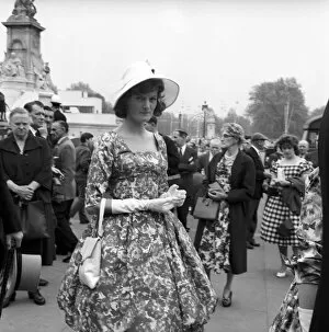 Images Dated 13th December 2007: Buckingham Palace Garden Party: Visitors and passers by outside Buckingham Palace had a