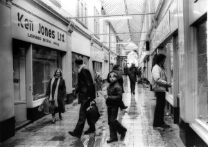 Mirror/0600to0699 00667/cardiff arcades wyndham arcade 9th jan 1981 Mirror/0600to0699 00667/cardiff arcades wyndham arcade 9th jan 1981