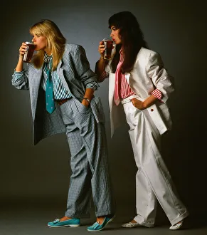 Carol Smillie fashion model 1987 two models wearing mens suits drinking pint Carol Smillie fashion model 1987 two models wearing mens suits drinking pint