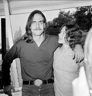 Images Dated 8th July 1971: Carole King and James Taylor, both singer / songwriters, together for a press conference at