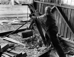 Carving the fence: The last process in the production of the Oaken fence Carving the fence: The last process in the production of the Oaken fence