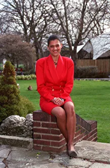 CATHY TYSON, ACTRESS SEATED ON WALL 18/03/1992 CATHY TYSON, ACTRESS SEATED ON WALL 18/03/1992