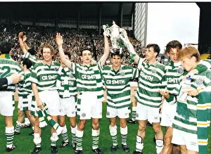 Images Dated 28th May 1995: Celtic players with Scottish Cup Paul McStay Football Scottish Cup Final 1995 Celtic v