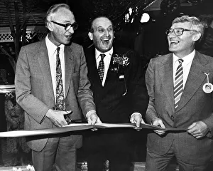 Images Dated 13th October 1986: Champagne was flowing and the smiles were glowing when the MetroCentre celebrated its