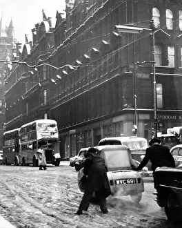 Chaotic road conditions cause big traffic hold ups in the centre of Glasgow Chaotic road conditions cause big traffic hold ups in the centre of Glasgow