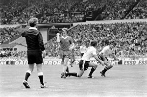 Images Dated 14th August 1977: Charity Shield: Manchester United v. Liverpool F.C. August 1977 77-04358-002
