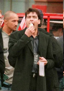 CHARLIE SHEEN FILMING IN GLASGOW CITY CENTRE JULY 1997 HAVING A SNACK CHARLIE SHEEN FILMING IN GLASGOW CITY CENTRE JULY 1997 HAVING A SNACK