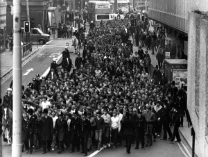 Mirror/0200to0299 00247/chelsea football fans escorted new bridge street Mirror/0200to0299 00247/chelsea football fans escorted new bridge street