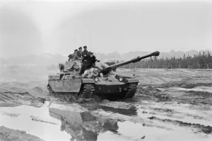洋書 Chieftain Main Battle Tank 1966 present Amazon.com: Chieftain Main Battle Tank 1966 to present: An
