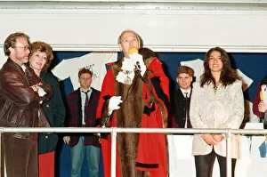 Images Dated 24th November 1994: Christmas light switch on at Broad Street Mall, Reading