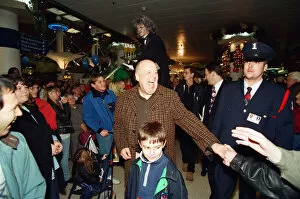 Images Dated 14th November 1998: Christmas lights being switched on by Fred Elliott, Broad Street Mall, Reading