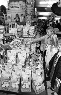 Images Dated 25th November 1986: Christmas Shopping Trip, 25th November 1986. Young girls examine Gabby Bear Dolls