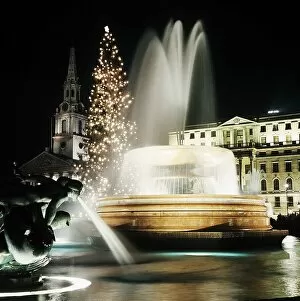 Images Dated 1st December 1971: Christmas Tree Lights in Trafalgar Square, London 1971