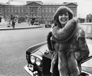 Images Dated 22nd February 1978: Cilla Black at Buckingham Palace - January 1975 06 / 01 / 1975