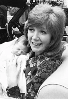 Images Dated 5th August 1970: Cilla Black leaves the Avenue Clinic, Avenue Road, St John'