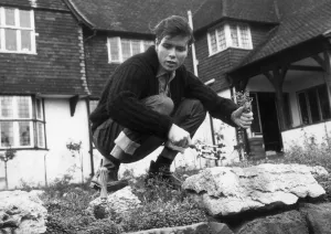 CLIFF RICHARD GARDENING AT HIS NEW HOME - 10TH NOVEMBER 1963 CLIFF RICHARD GARDENING AT HIS NEW HOME - 10TH NOVEMBER 1963