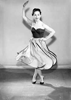 Images Dated 14th December 2007: Clothing: Fashion: Skirt: Woman wearing leaf skirt. Model: Jackie Curtis. 1957 B480-001