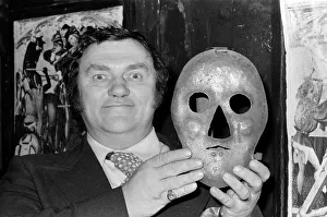 Comedian Les Dawson visits the London Dungeon at Tooley Street. 15th March 1978 Comedian Les Dawson visits the London Dungeon at Tooley Street. 15th March 1978