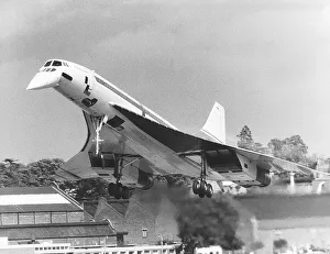 Concorde UK pre Production prototype (101) comes into land with nose drooped Concorde UK pre Production prototype (101) comes into land with nose drooped