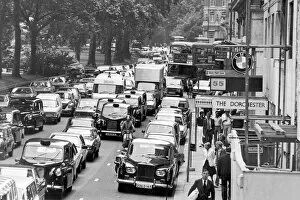 Images Dated 23rd August 1981: Congestion in Park Lane at the height of the rush hour. 23rd August 1981