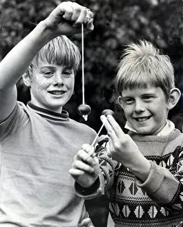 Images Dated 25th September 1970: Conkers - Two young lads playing conkers. 25 September 1970