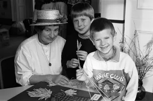 00876 Gallery: Corn-dolly maker Mrs Marie Jolliff shows Alex Krzesinski (centre