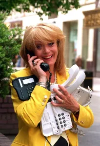 Images Dated 9th July 1996: Coronation actress Sherrie Hewson pictured at the BT shop in Buchanan Street, Glasgow