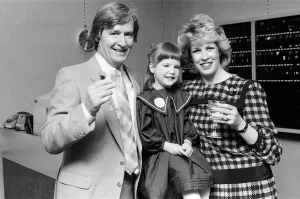 Images Dated 25th May 1985: Coronation Street actor William Roache opening a shop in Bolton with his wife Sarah