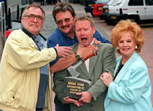 Images Dated 13th August 1998: Coronation Street stars say goodbye to producer Brian park August 1998 Bill Tarmey