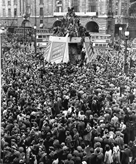 Crowd gathers in Piccadilly Circus London on VE-Day, end of WW2 in Europe Crowd gathers in Piccadilly Circus London on VE-Day, end of WW2 in Europe