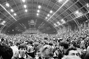 Images Dated 10th January 1987: Crowd scenes at Concert, Manchester GMex Centre, England, 10th January 1987