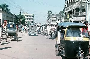 Images Dated 25th October 1976: Crowded street in Old Dacca Bangladesh