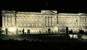 00154 Gallery: Crowds gather outside the gates of Buckingham Palace following the coronation of George