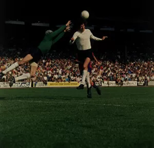Images Dated 25th August 1973: Crystal Palace v Notts County 1973. Roy Brown goalkeeper jumping for ball