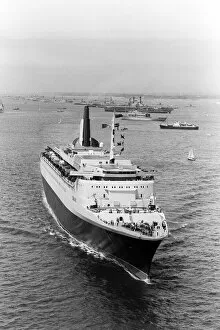 Images Dated 27th June 1977: The Cunard QE 2 Cruise Liner June 1977, sailing past the Silver Jubilee Naval Review