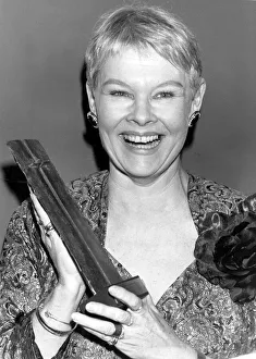 DAME JUDI DENCH ARCHIVE - JUDI DENCH WITH AWARD FOR BEST ACTRESS AT THE LAURENCE OLIVIER DAME JUDI DENCH ARCHIVE - JUDI DENCH WITH AWARD FOR BEST ACTRESS AT THE LAURENCE OLIVIER