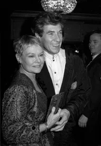 DAME JUDI DENCH ARCHIVE - JUDI DENCH PICTURED IAN MCKELLEN AT THE LAURENCE OLIVIER AWARDS DAME JUDI DENCH ARCHIVE - JUDI DENCH PICTURED IAN MCKELLEN AT THE LAURENCE OLIVIER AWARDS