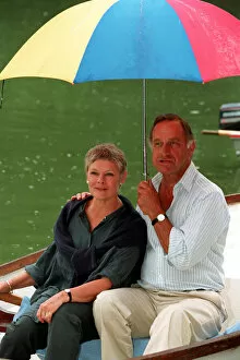Images Dated 30th June 1992: DAME JUDi DENCH & GEOFFREY PALMER (HOLDING UMBRELLA) SEATED IN ROWING BOAT DURING FILMING