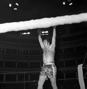Images Dated 29th April 1975: Danny McAlinden vs Richie Yates at the Royal Albert Hall