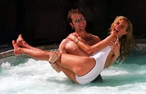 Images Dated 25th September 1997: Darren Day and Tracey Shaw frolic in the pool in Las Vegas
